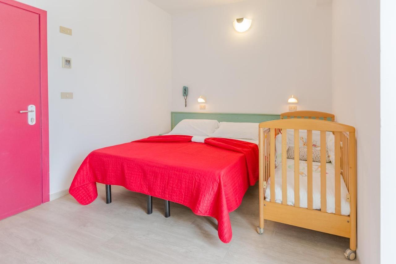 Hotel Eiffel Римини Екстериор снимка
