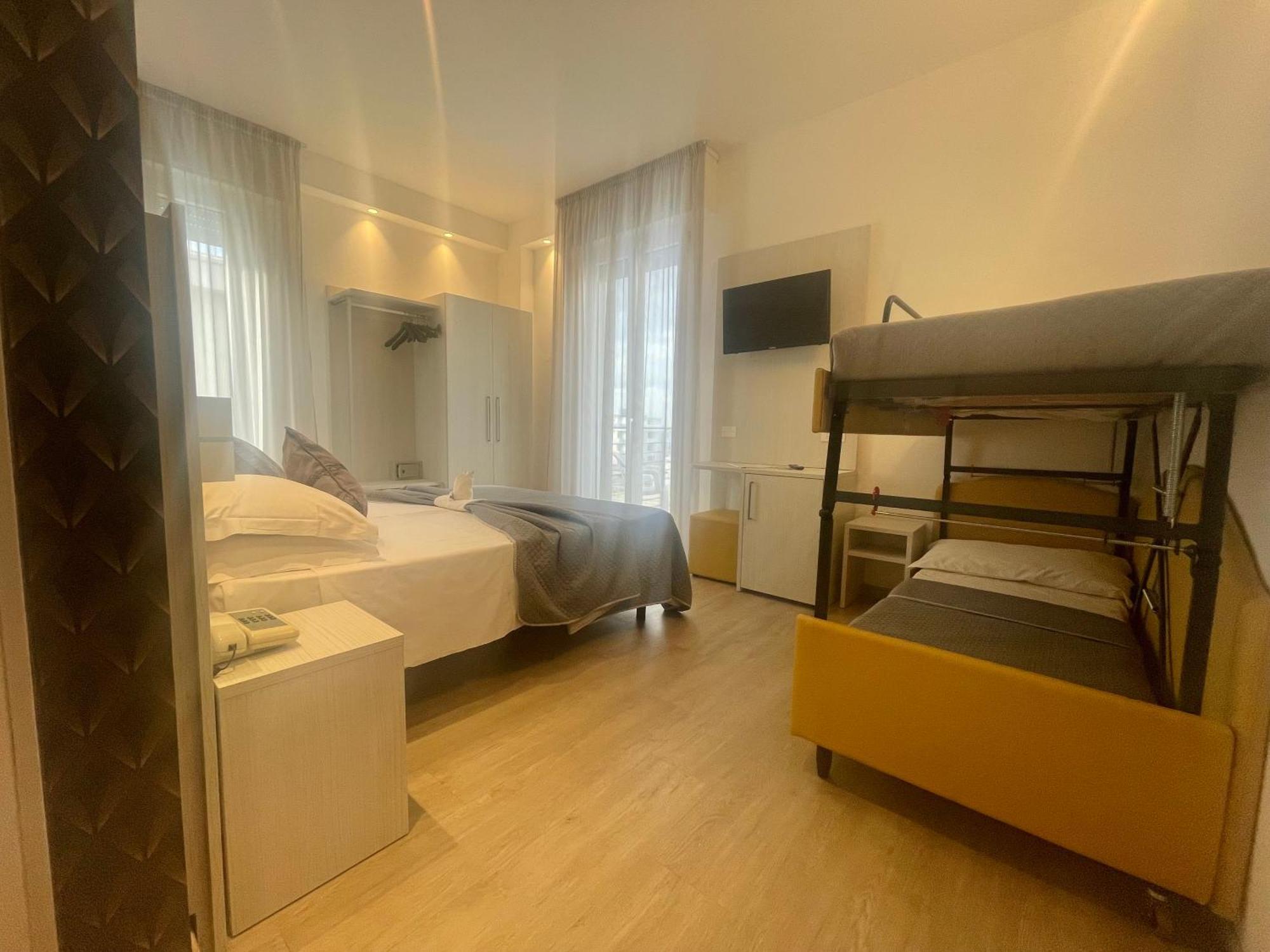 Hotel Eiffel Римини Екстериор снимка