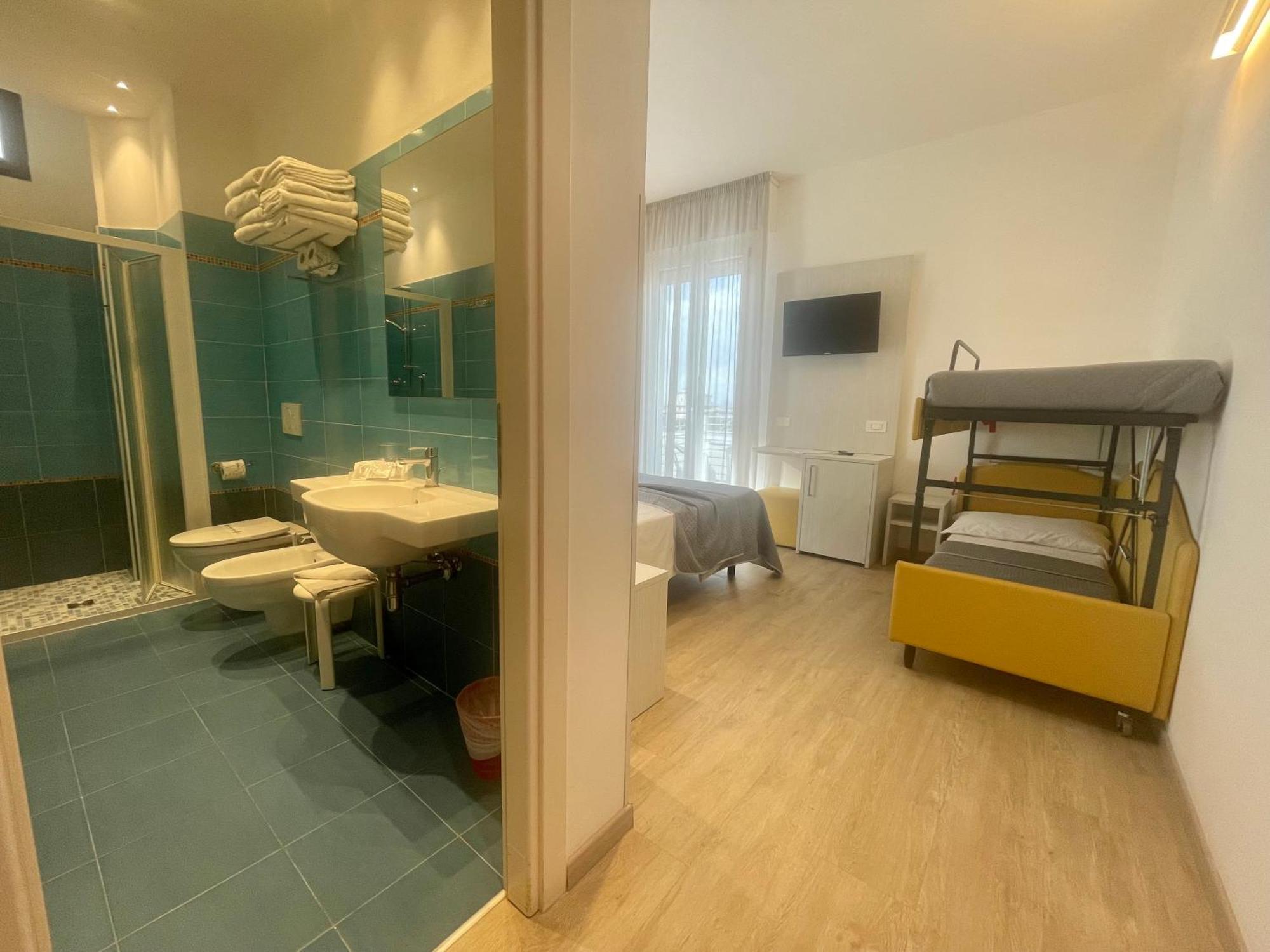 Hotel Eiffel Римини Екстериор снимка