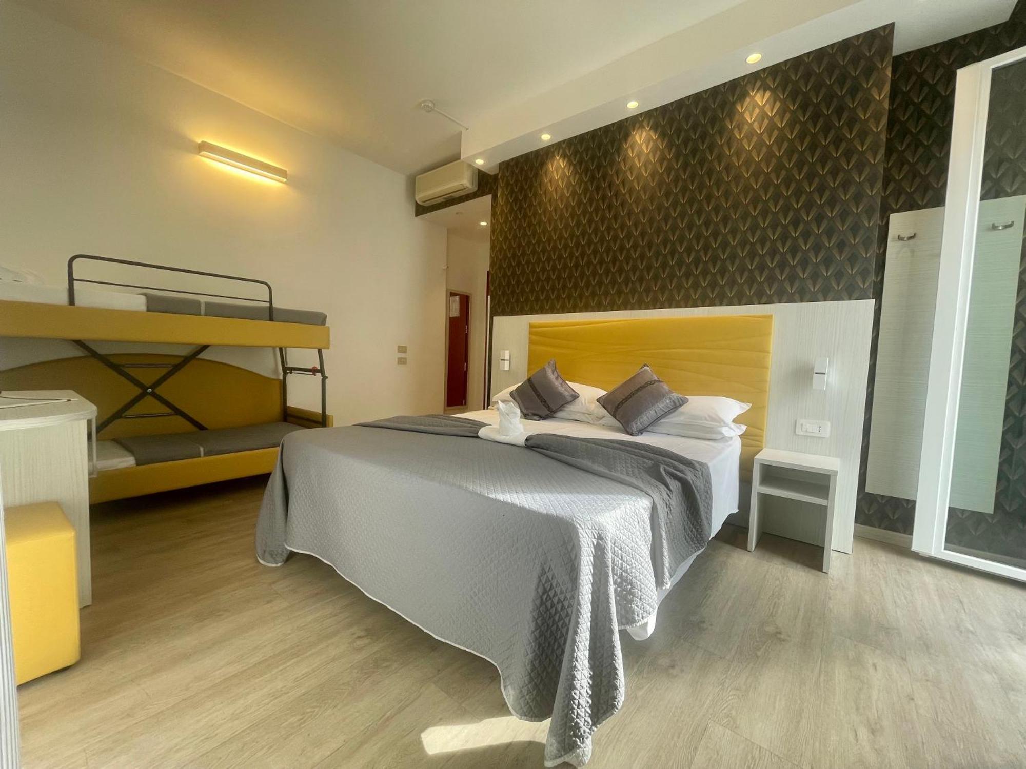 Hotel Eiffel Римини Екстериор снимка